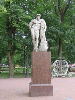 Геракл Фарнезский в Александровском саду