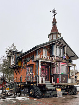 Дом с самолётом