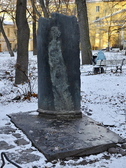 Памятник Анне Ахматовой во дворе Фонтанного дома