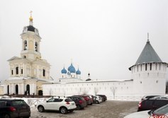 Трёхсвятская церковь в колокольне Высоцкого монастыря в Серпухове