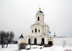 Трёхсвятская церковь в колокольне Высоцкого монастыря в Серпухове