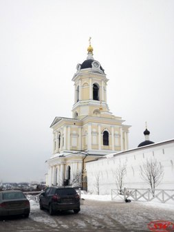 Трёхсвятская церковь в колокольне Высоцкого монастыря в Серпухове