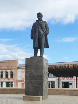 Памятник Ленину на площади Ленина