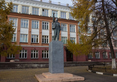 Памятник В.И. Ленину у школы №1 в Серпухове