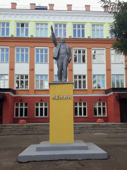 Памятник В.И. Ленину у школы №1 в Серпухове