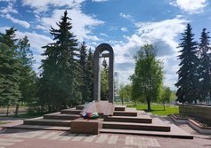 Мемориальная стена Героев и Арка Памяти и Скорби в Чехове