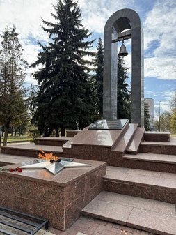 Мемориальная стена Героев и Арка Памяти и Скорби в Чехове