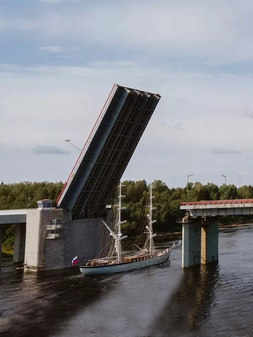 Ладожский мост через реку Неву