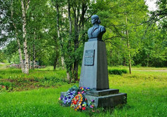 Памятник Анне Лисицыной в посёлке Рыбрека