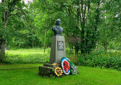 Памятник Анне Лисицыной в посёлке Рыбрека