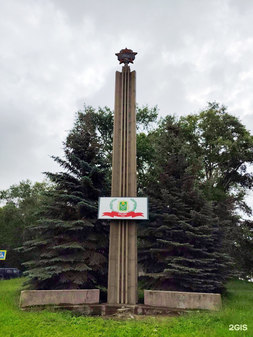 Стела с Орденом Октябрьской революции в Пикалёво