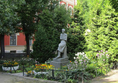 Памятник А.А. Ахматовой на ул. Восстания