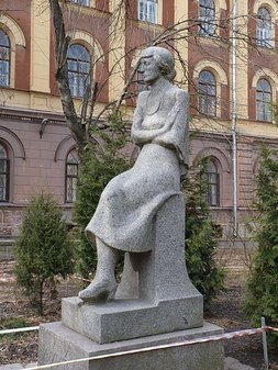 Памятник А.А. Ахматовой на ул. Восстания