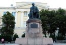 Памятник Ломоносову на Моховой