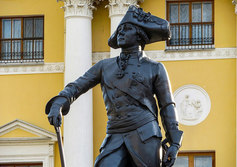 Памятник Императору Павлу I в Павловске