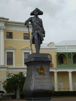 Памятник Императору Павлу I в Павловске