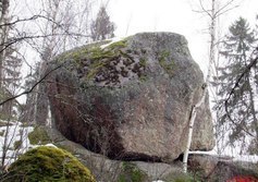 Падающий камень в парке Монрепо