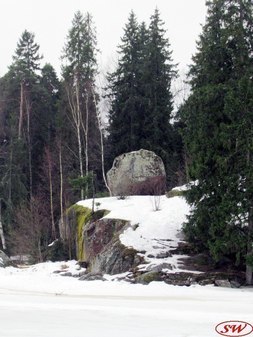 Падающий камень в парке Монрепо