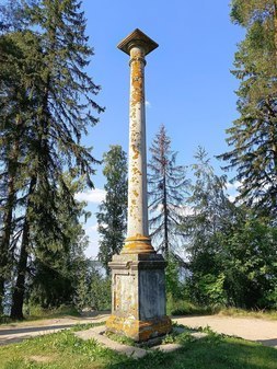 Колонна двух императоров в парке Монрепо