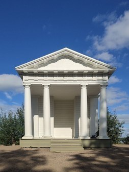 Храм Нептуна в парке Монрепо