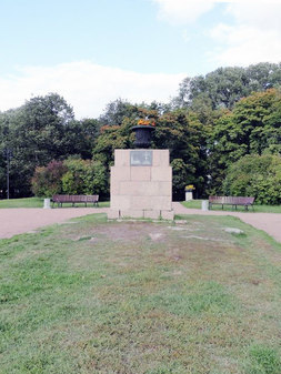 Памятный знак на месте кафедрального собора в Выборге