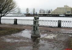 Скульптура «Мальчик с кошкой»