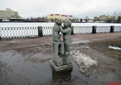 Скульптура «Мальчик с кошкой»