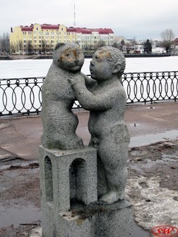 Скульптура «Мальчик с кошкой»