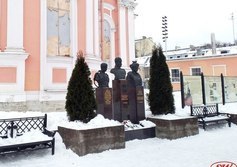 Бюсты императорской семьи у Крестовоздвиженского собора