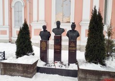 Бюсты императорской семьи у Крестовоздвиженского собора