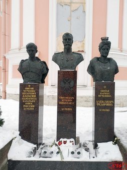Бюсты императорской семьи у Крестовоздвиженского собора