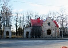 Дом привратника и "Готические" ворота в Орловский парк