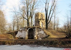 Башня-руина в Орловском парке