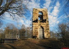 Башня-руина в Орловском парке