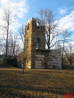 Башня-руина в Орловском парке