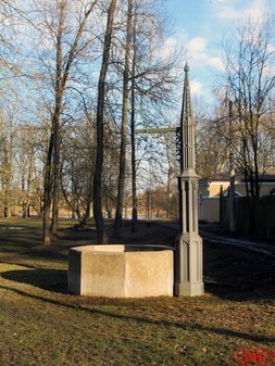 Готический колодец в Орловском парке