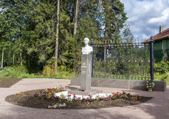 Памятник Анне Ахматовой в Сиверском