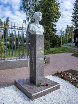 Памятник Анне Ахматовой в Сиверском