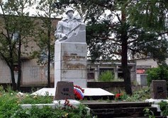 Братская могила советских воинов в центре Путилово
