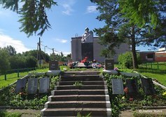 Братская могила советских воинов в центре Путилово