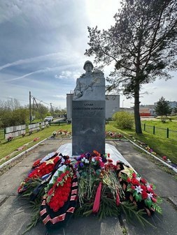 Братская могила советских воинов в центре Путилово