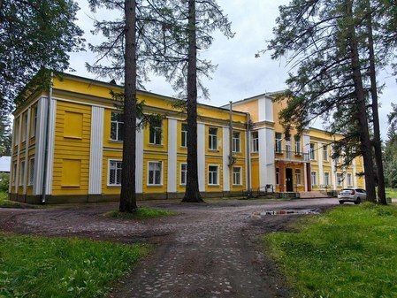 Бывшая богадельня в усадьбе Дружноселье