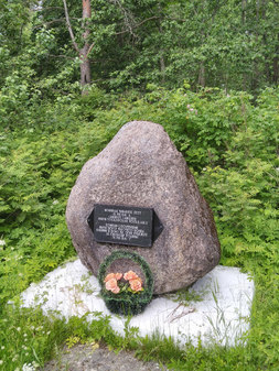 Памятный камень ополченцам Нарвского рабочего полка