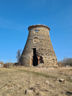 Руины мельницы в усадьбе Анненгоф