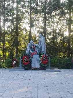 Братская могила советских воинов в Усть-Луге
