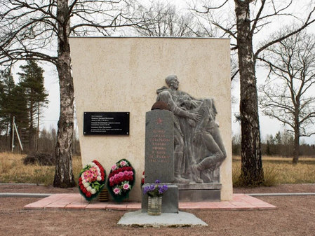 Братская могила советских воинов в Луизино