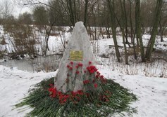 Надолб-памятник А.И. Спирину на Аллее Славы