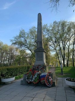 Обелиск защитникам города Ленинграда у Парка Александрино