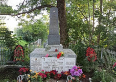 Братская могила советских воинов в Клопицах