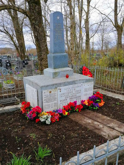 Братская могила советских воинов в Клопицах